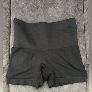 Skinny girl shaping seamless black short Size Small